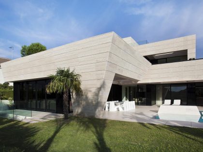 A Stylish Contemporary Concrete House with Black Glass and Marble Facade in Seville by A-cero (8)