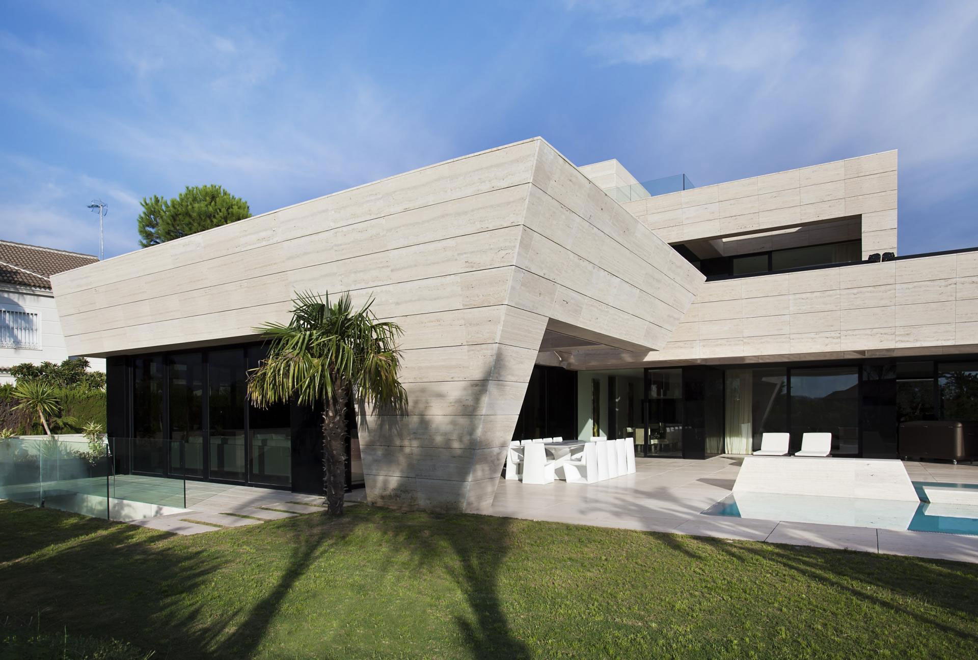 A Stylish Contemporary Concrete House with Black Glass and Marble Facade in Seville by A-cero (8)