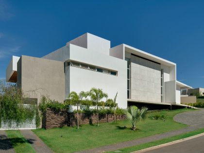 A Stylish Contemporary Hillside Home with Beautiful Landscape and Amazing View in Alphaville Araguaia