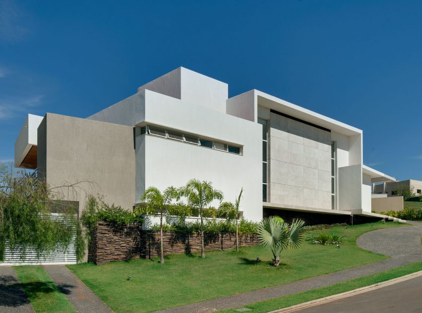 A Stylish Contemporary Hillside Home with Beautiful Landscape and Amazing View in Alphaville Araguaia by Dayala + Rafael Estúdio de Arquitetura (1)