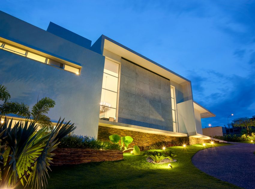 A Stylish Contemporary Hillside Home with Beautiful Landscape and Amazing View in Alphaville Araguaia by Dayala + Rafael Estúdio de Arquitetura (11)