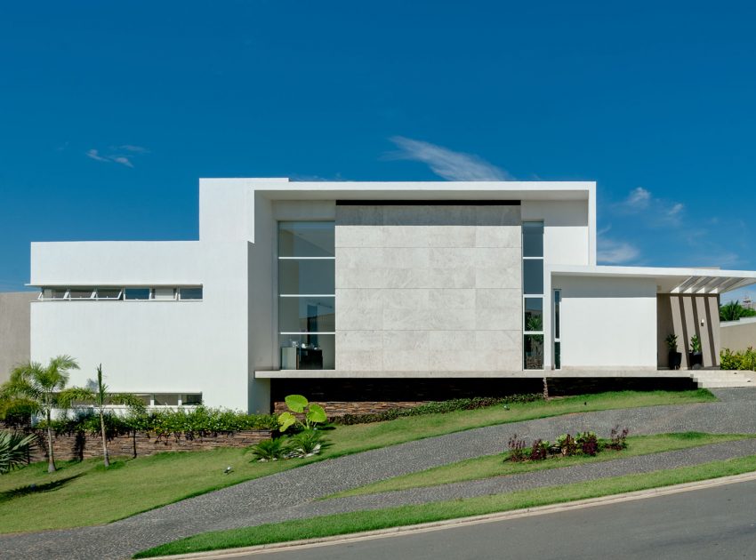 A Stylish Contemporary Hillside Home with Beautiful Landscape and Amazing View in Alphaville Araguaia by Dayala + Rafael Estúdio de Arquitetura (2)