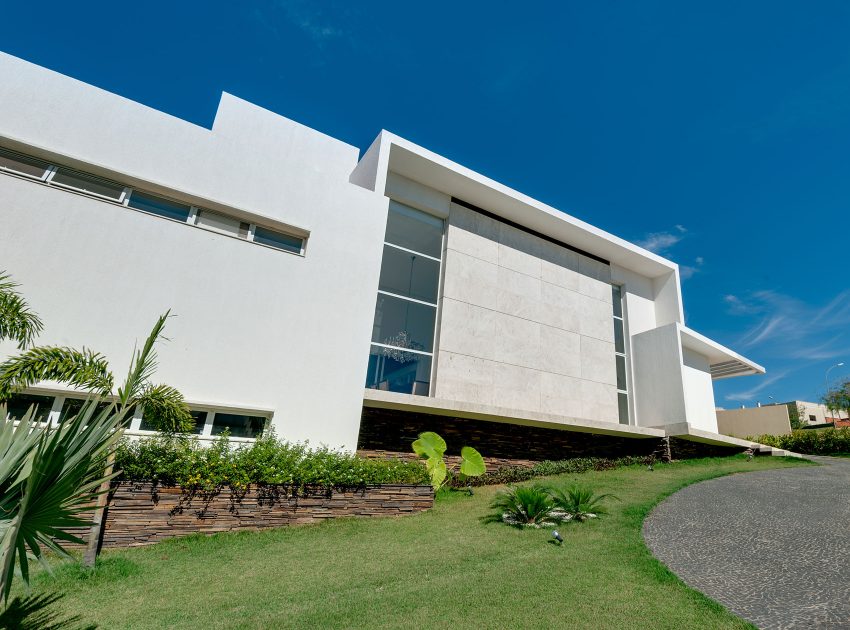 A Stylish Contemporary Hillside Home with Beautiful Landscape and Amazing View in Alphaville Araguaia by Dayala + Rafael Estúdio de Arquitetura (3)