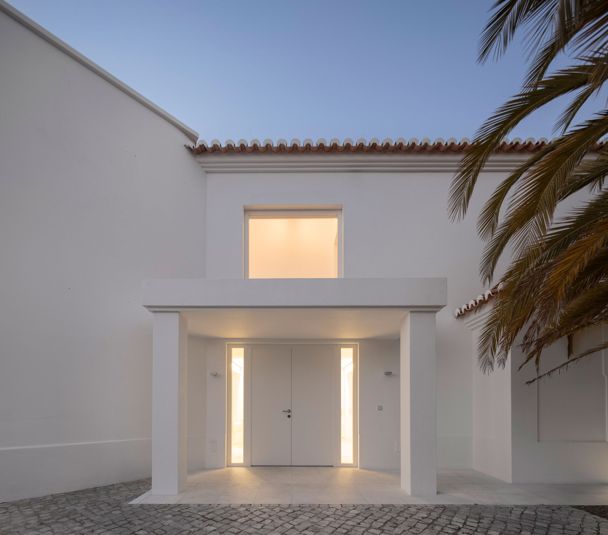 A Stylish Contemporary Home with Captivating Interiors in Algarve, Portugal by Marlene Uldschmidt Architects (15)