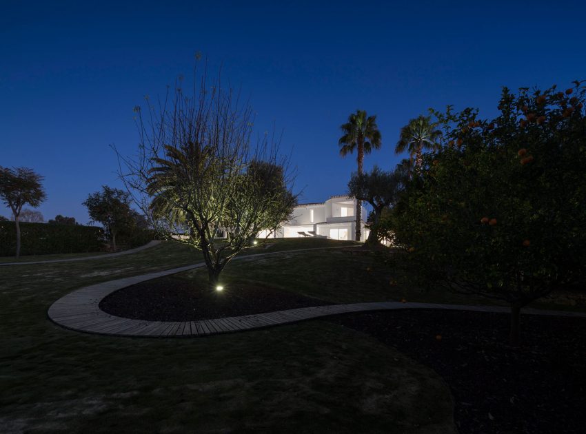 A Stylish Contemporary Home with Captivating Interiors in Algarve, Portugal by Marlene Uldschmidt Architects (18)