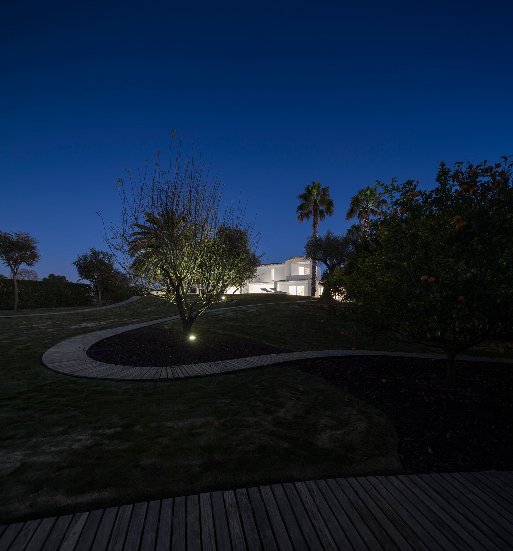 A Stylish Contemporary Home with Captivating Interiors in Algarve, Portugal by Marlene Uldschmidt Architects (18)
