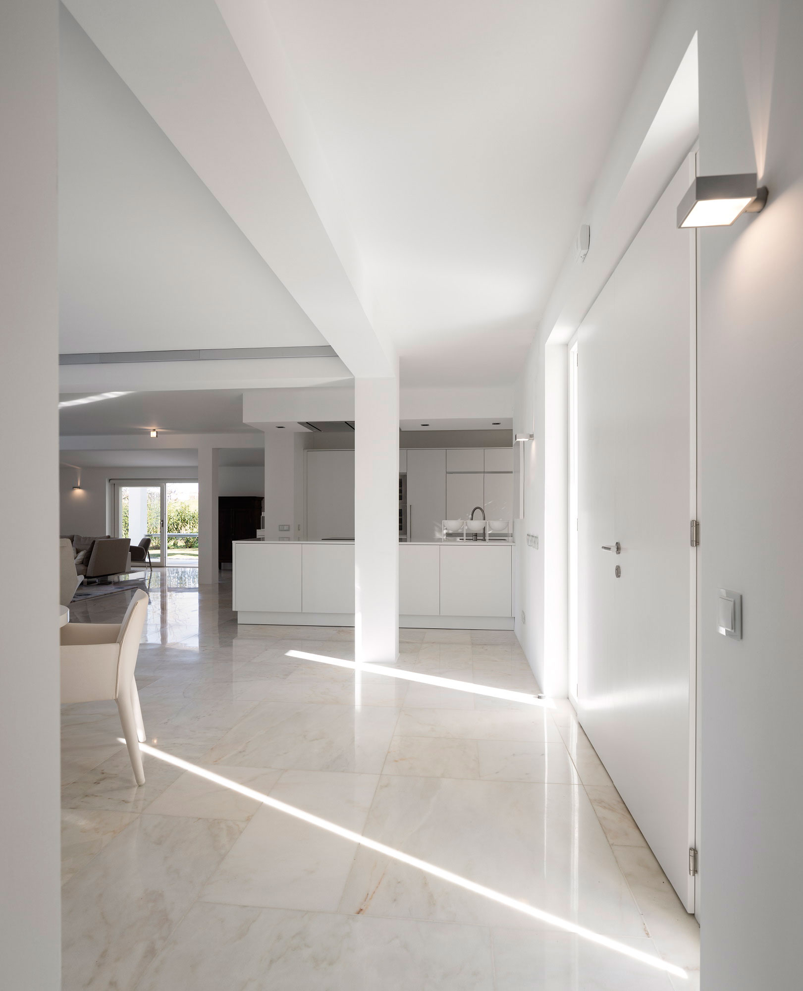 A Stylish Contemporary Home with Captivating Interiors in Algarve, Portugal by Marlene Uldschmidt Architects (4)