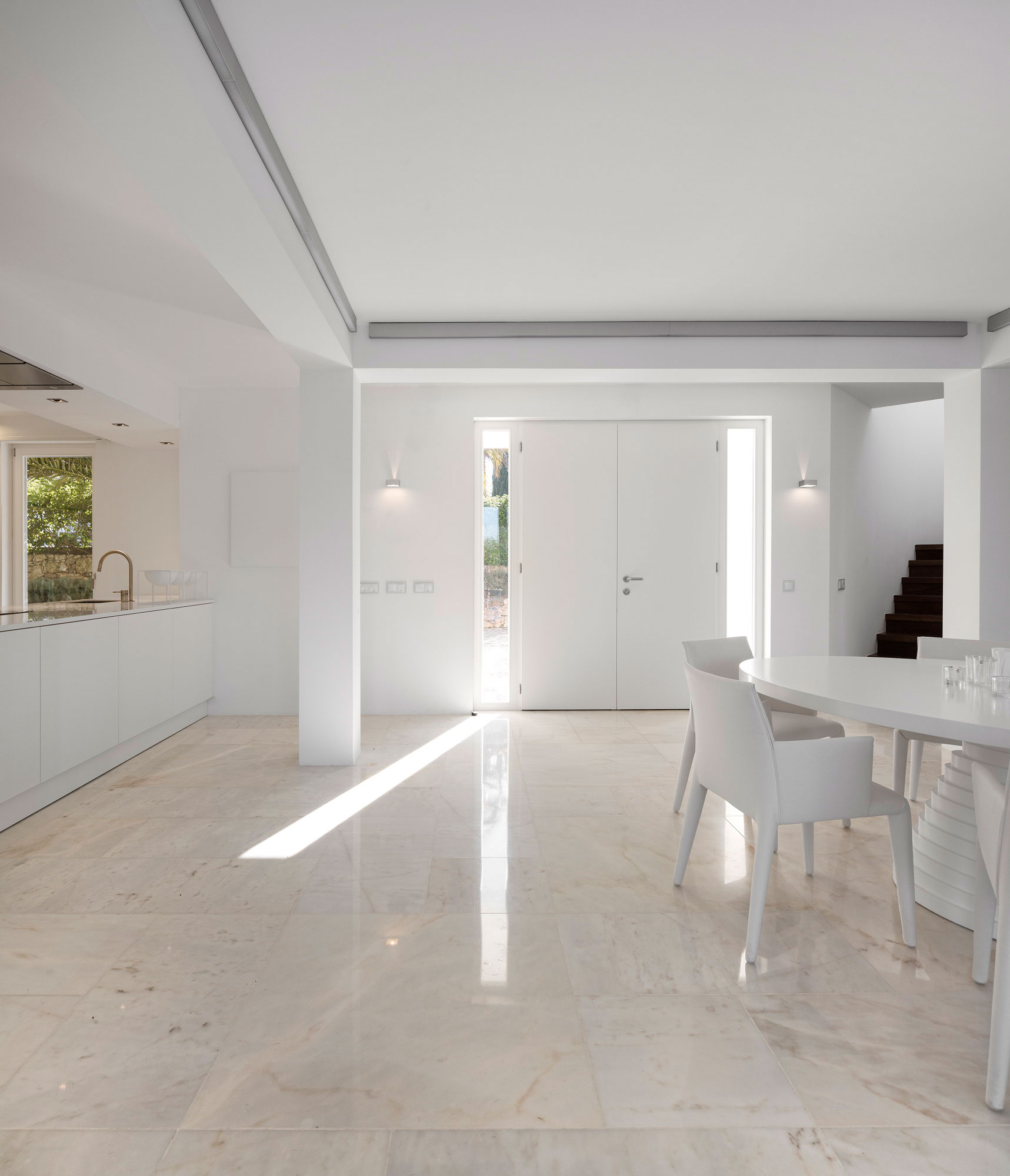 A Stylish Contemporary Home with Captivating Interiors in Algarve, Portugal by Marlene Uldschmidt Architects (5)