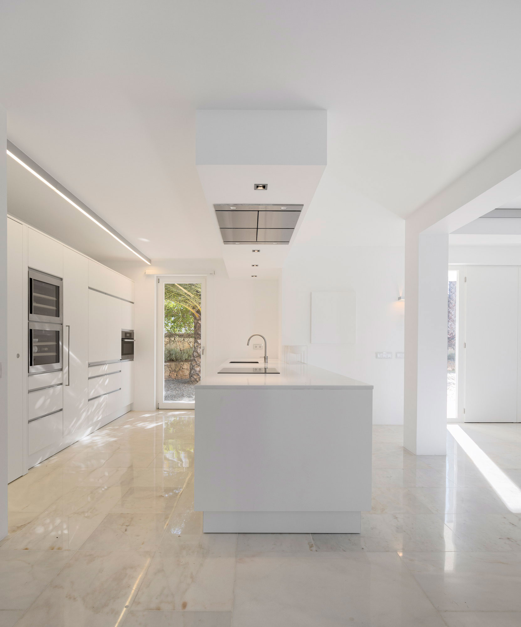 A Stylish Contemporary Home with Captivating Interiors in Algarve, Portugal by Marlene Uldschmidt Architects (7)