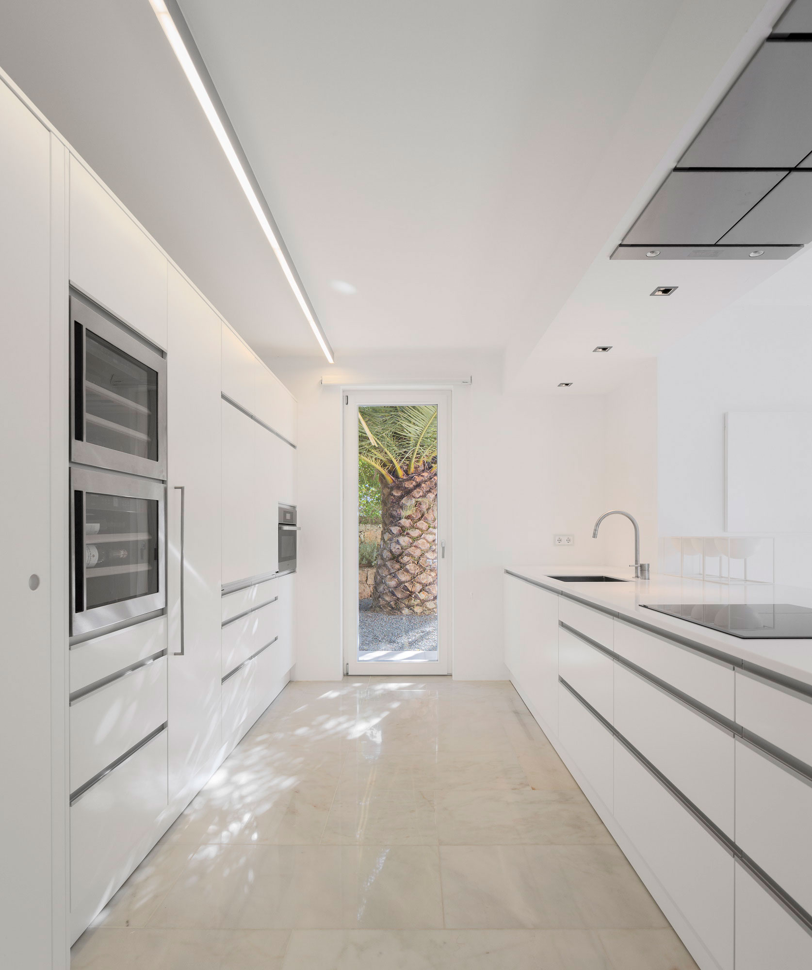 A Stylish Contemporary Home with Captivating Interiors in Algarve, Portugal by Marlene Uldschmidt Architects (8)