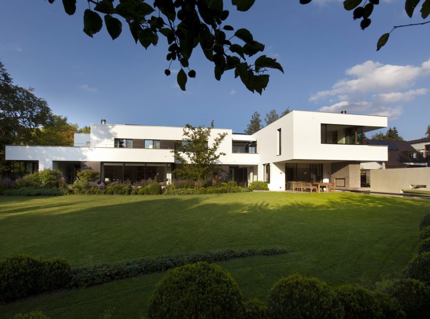 A Stylish L-Shaped Contemporary Home for a Young Family in Munich by Stephan Maria Lang (1)