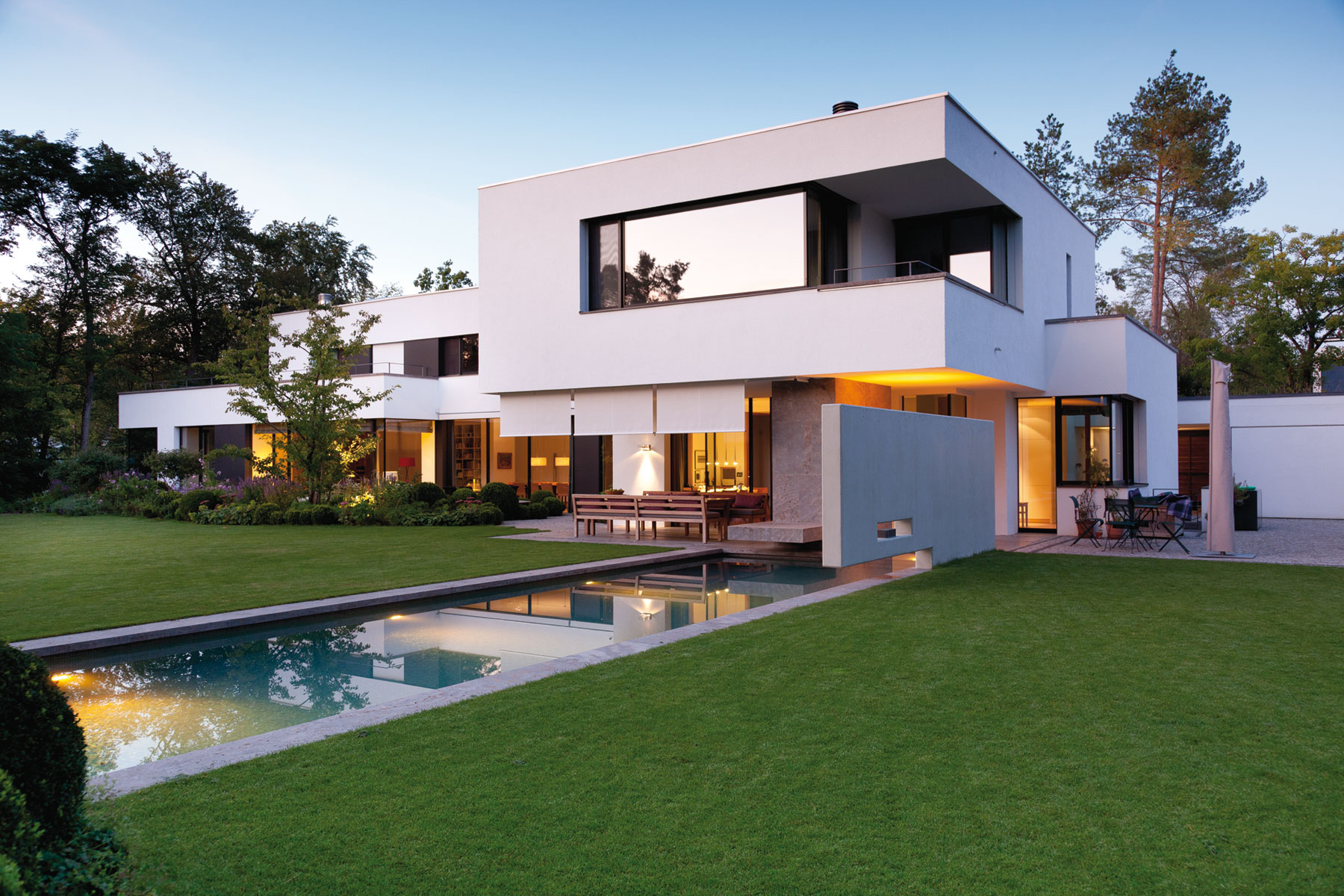 A Stylish L-Shaped Contemporary Home for a Young Family in Munich by Stephan Maria Lang (10)