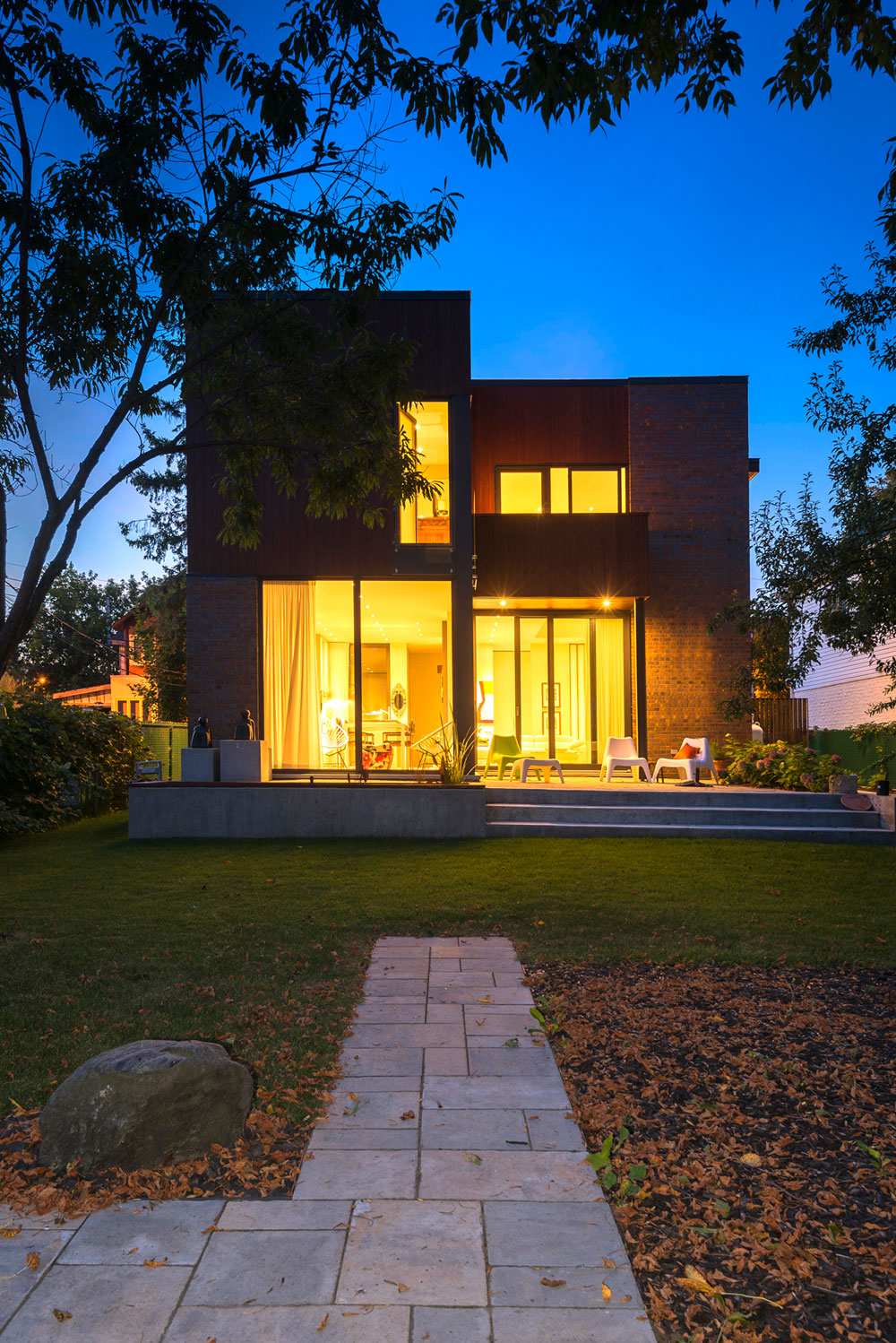 A Stylish L-Shaped Waterfront Home with Bright Interiors in Montreal by Anik Peloquin Architecte (13)
