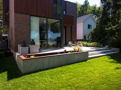 A Stylish L-Shaped Waterfront Home with Bright Interiors in Montreal by Anik Peloquin Architecte (3)