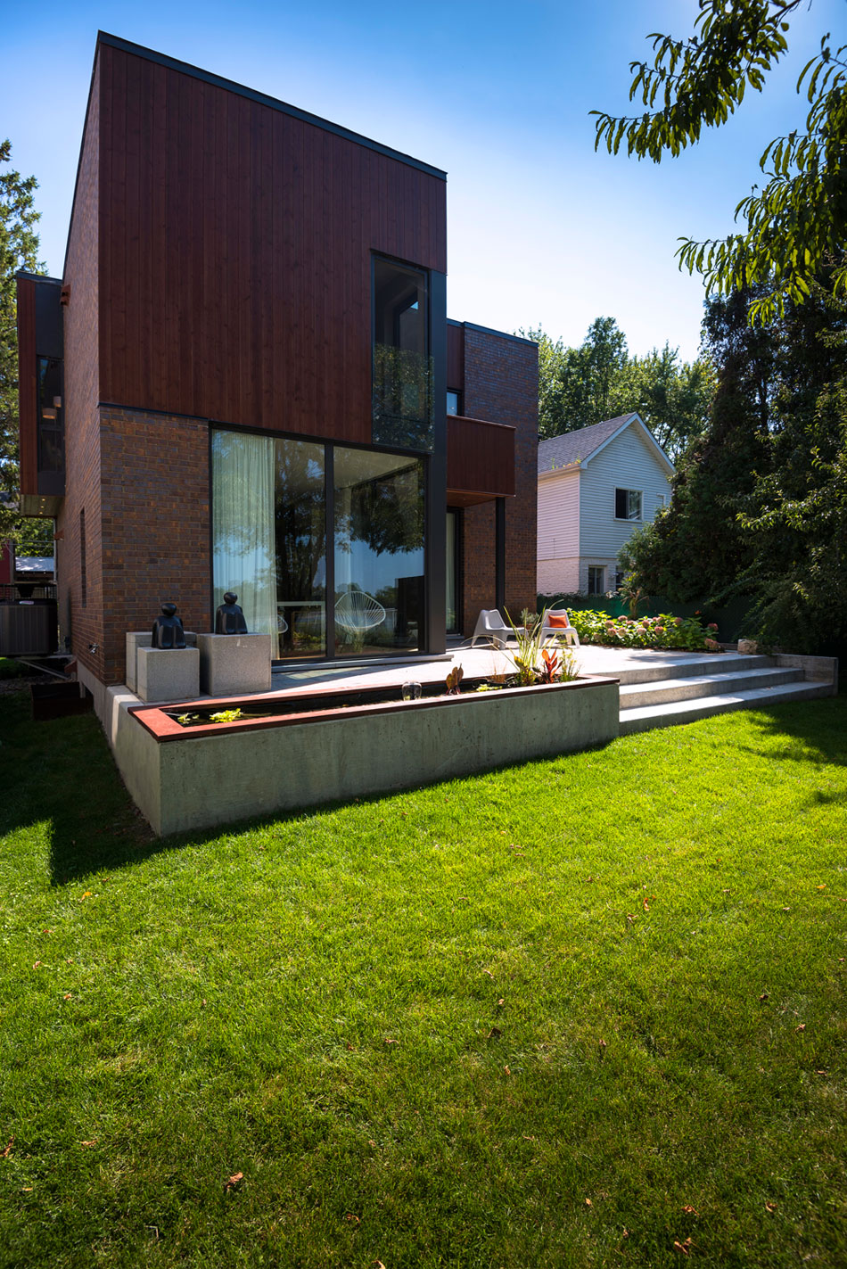 A Stylish L-Shaped Waterfront Home with Bright Interiors in Montreal by Anik Peloquin Architecte (3)