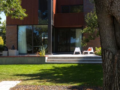 A Stylish L-Shaped Waterfront Home with Bright Interiors in Montreal by Anik Peloquin Architecte (4)