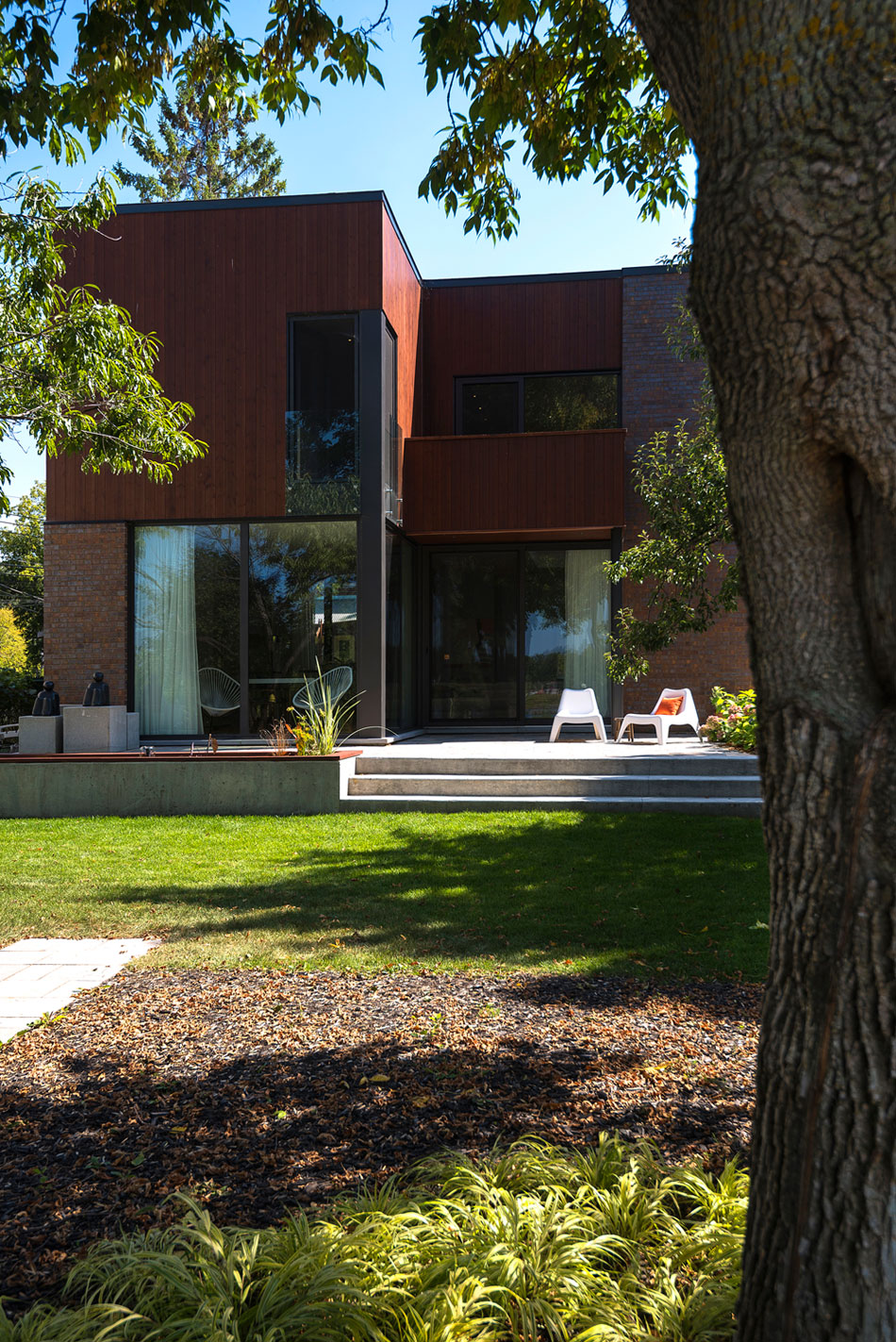 A Stylish L-Shaped Waterfront Home with Bright Interiors in Montreal by Anik Peloquin Architecte (4)