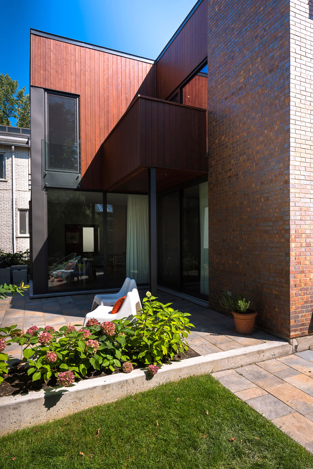 A Stylish L-Shaped Waterfront Home with Bright Interiors in Montreal by Anik Peloquin Architecte (5)