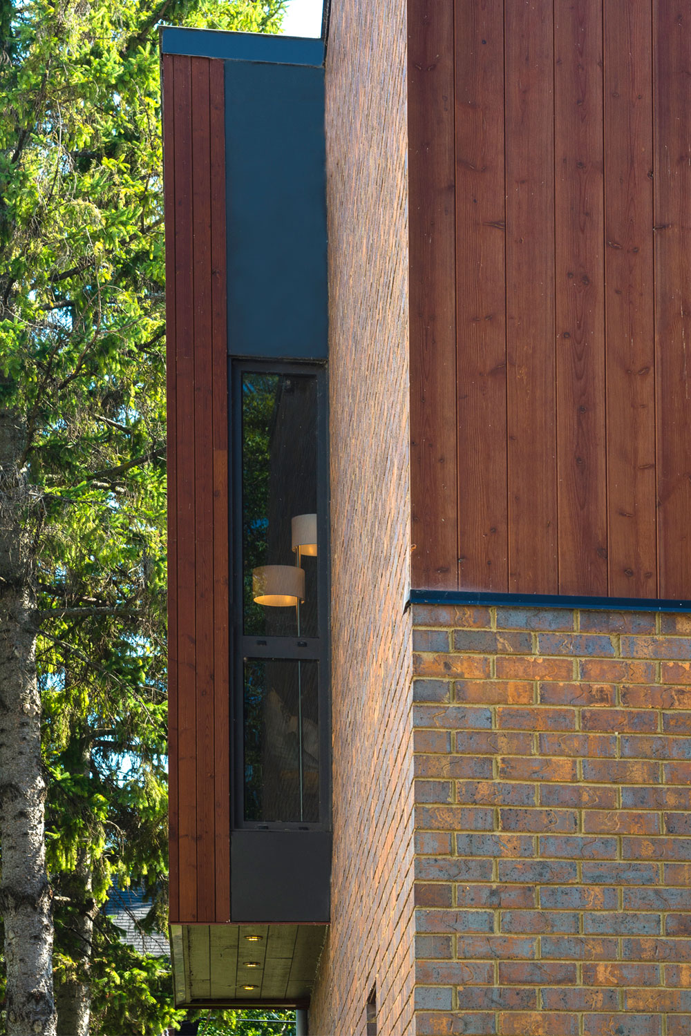 A Stylish L-Shaped Waterfront Home with Bright Interiors in Montreal by Anik Peloquin Architecte (6)