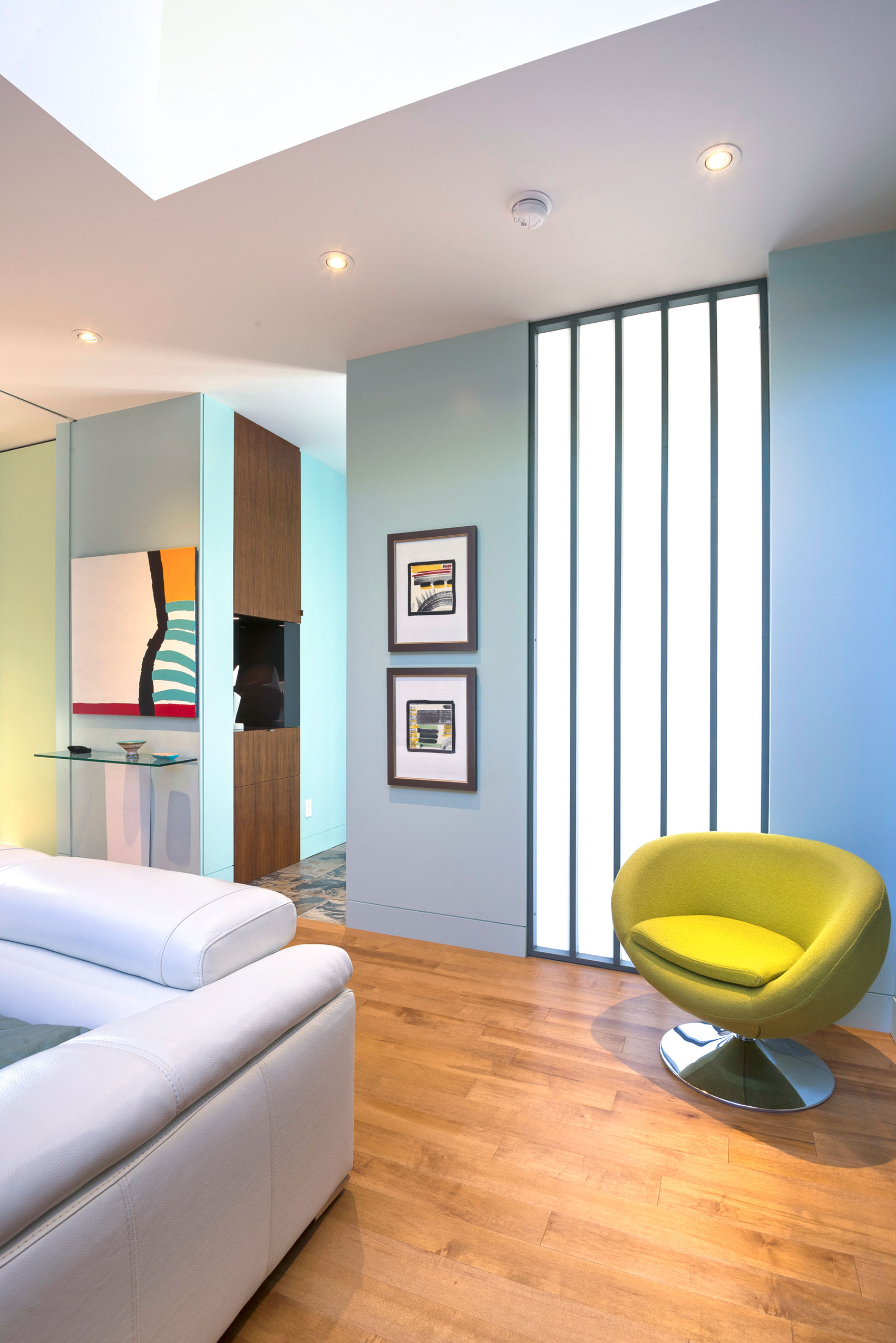 A Stylish L-Shaped Waterfront Home with Bright Interiors in Montreal by Anik Peloquin Architecte (8)