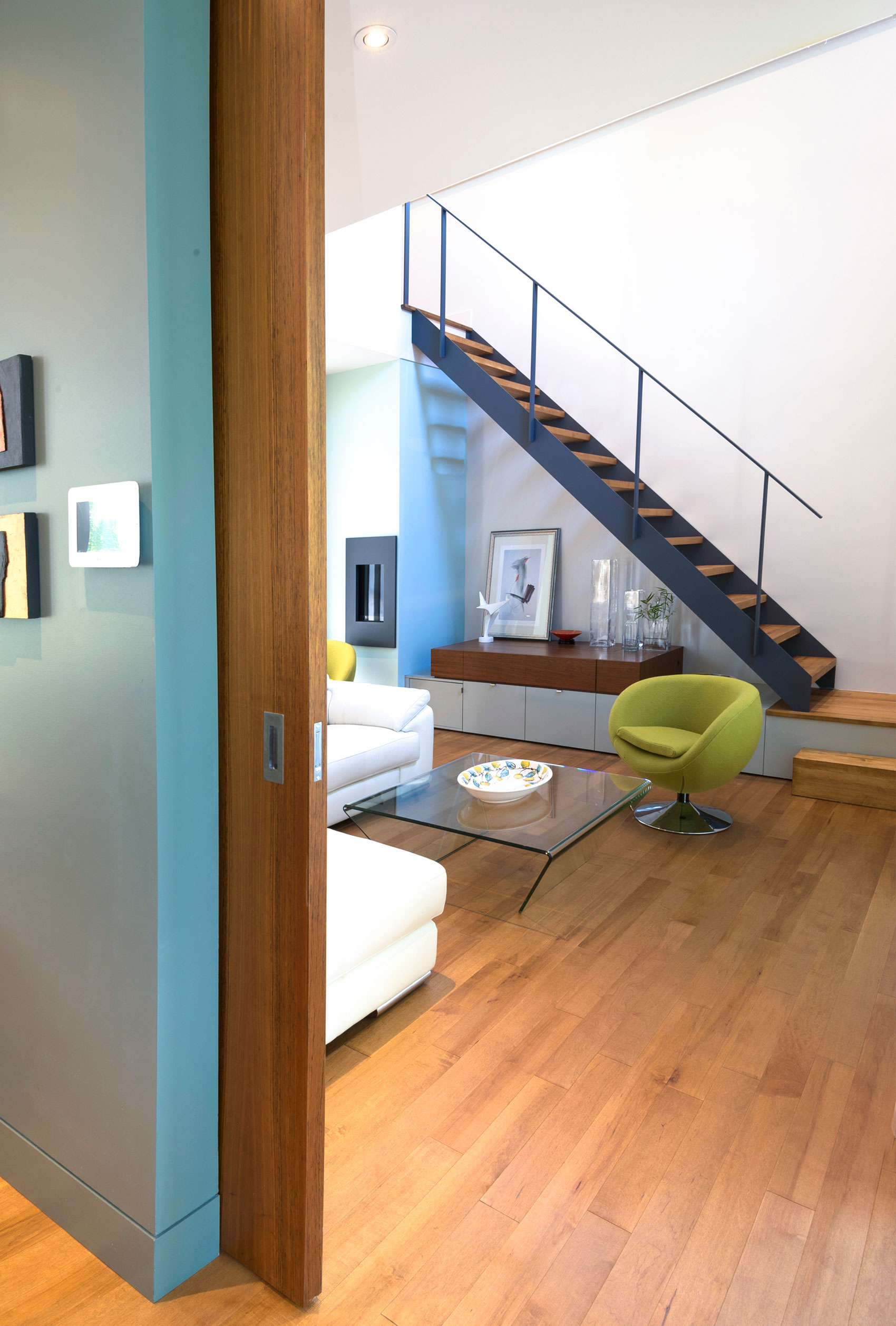 A Stylish L-Shaped Waterfront Home with Bright Interiors in Montreal by Anik Peloquin Architecte (9)