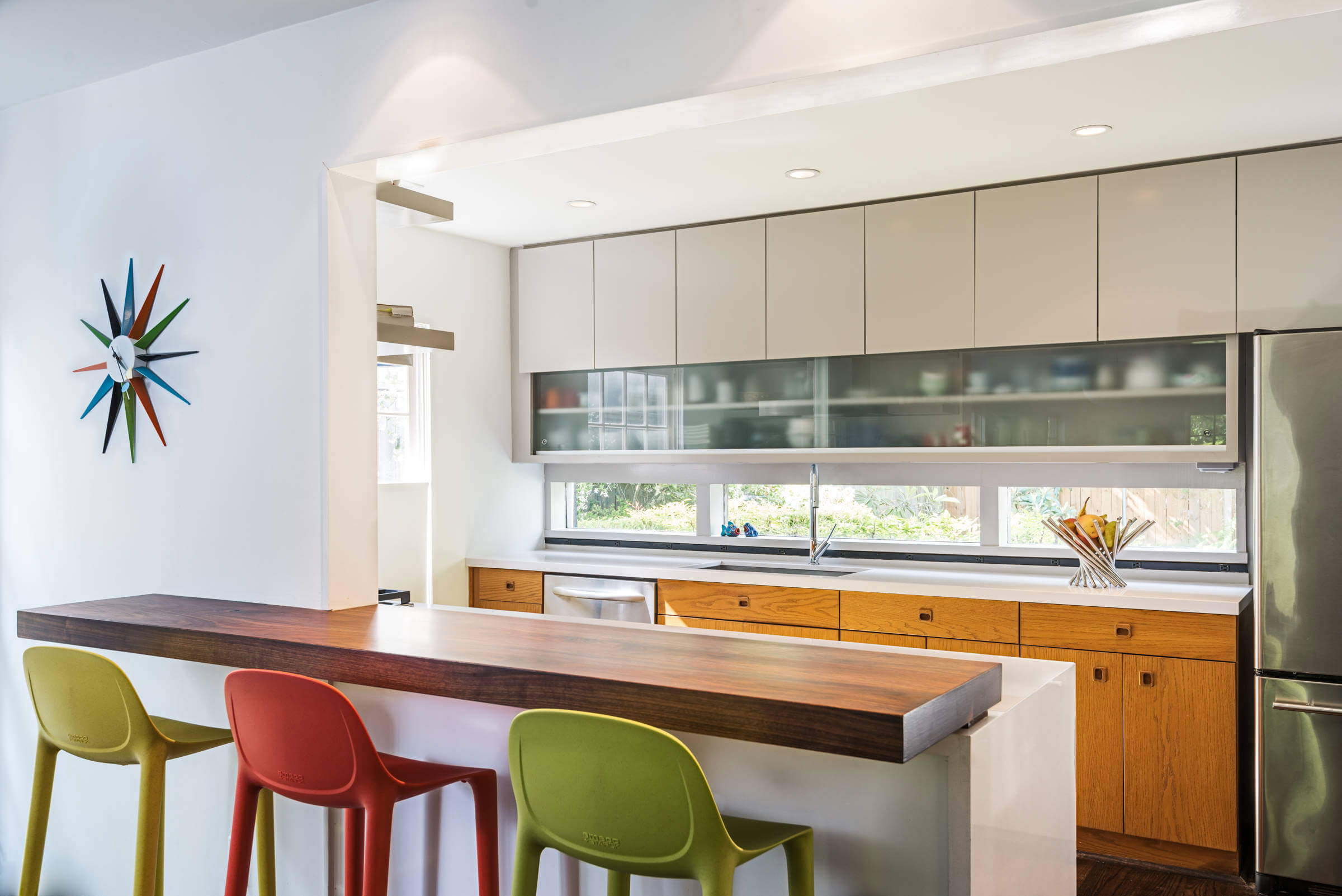 A Stylish Mid-Century Modern Home with Colorful and Quirky Interiors in Texas by CONTENT Architecture (3)