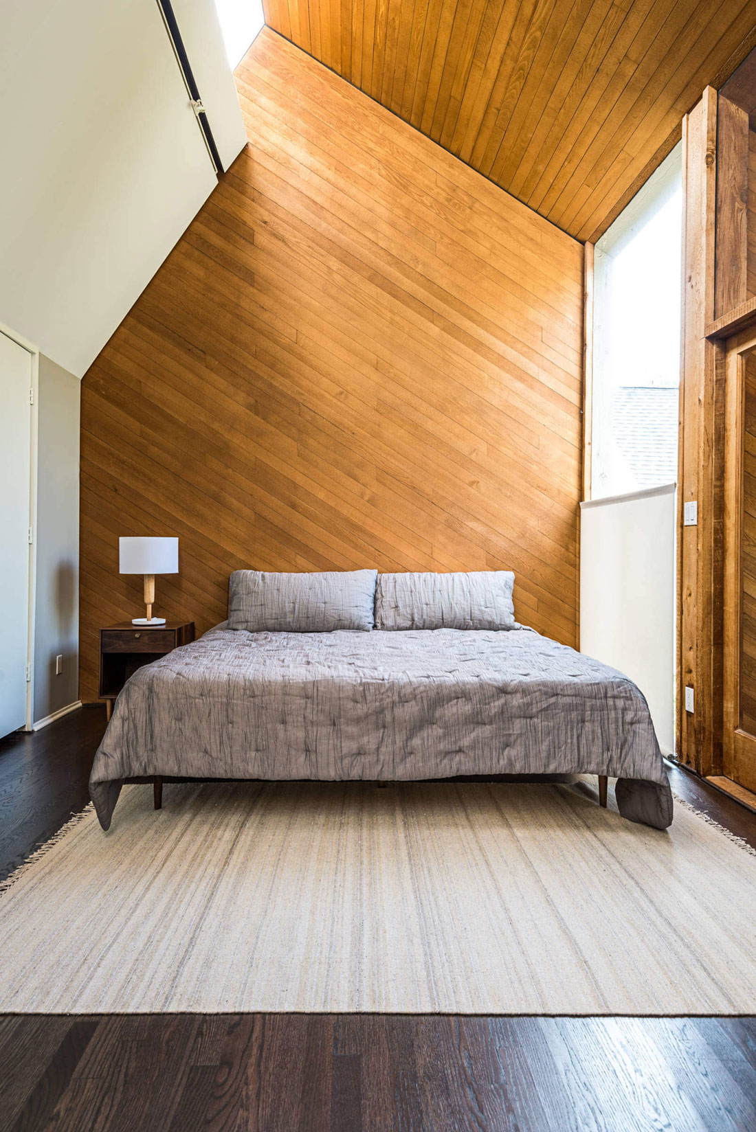 A Stylish Mid-Century Modern Home with Colorful and Quirky Interiors in Texas by CONTENT Architecture (9)