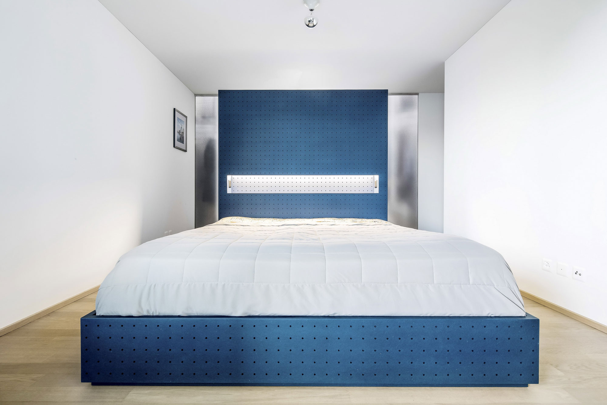A Stylish Modern Apartment with Stunning Interior Elements on the Lake of Lugano by dotdotdot (13)
