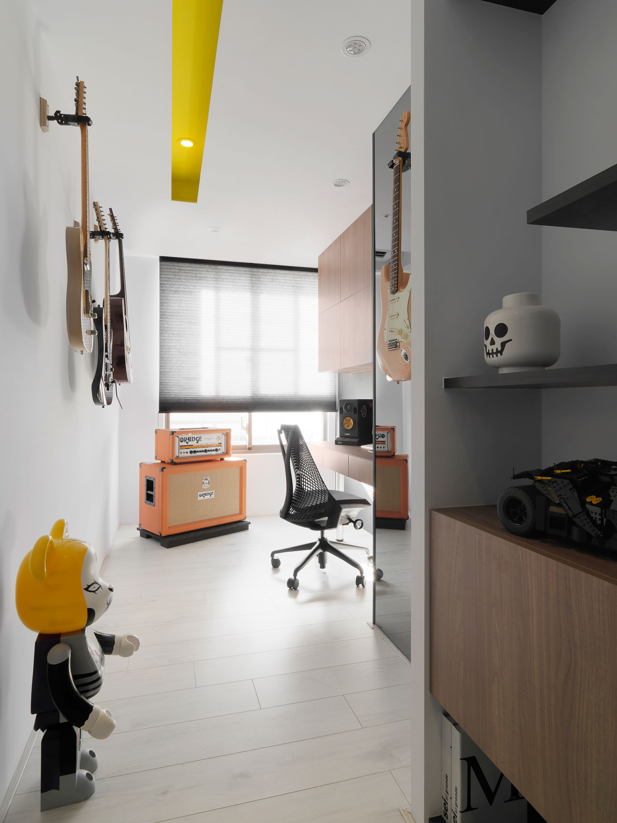 A Stylish Modern Apartment with a Strong Contrast of Materials in Taichung, Taiwan by Z-AXIS DESIGN (17)