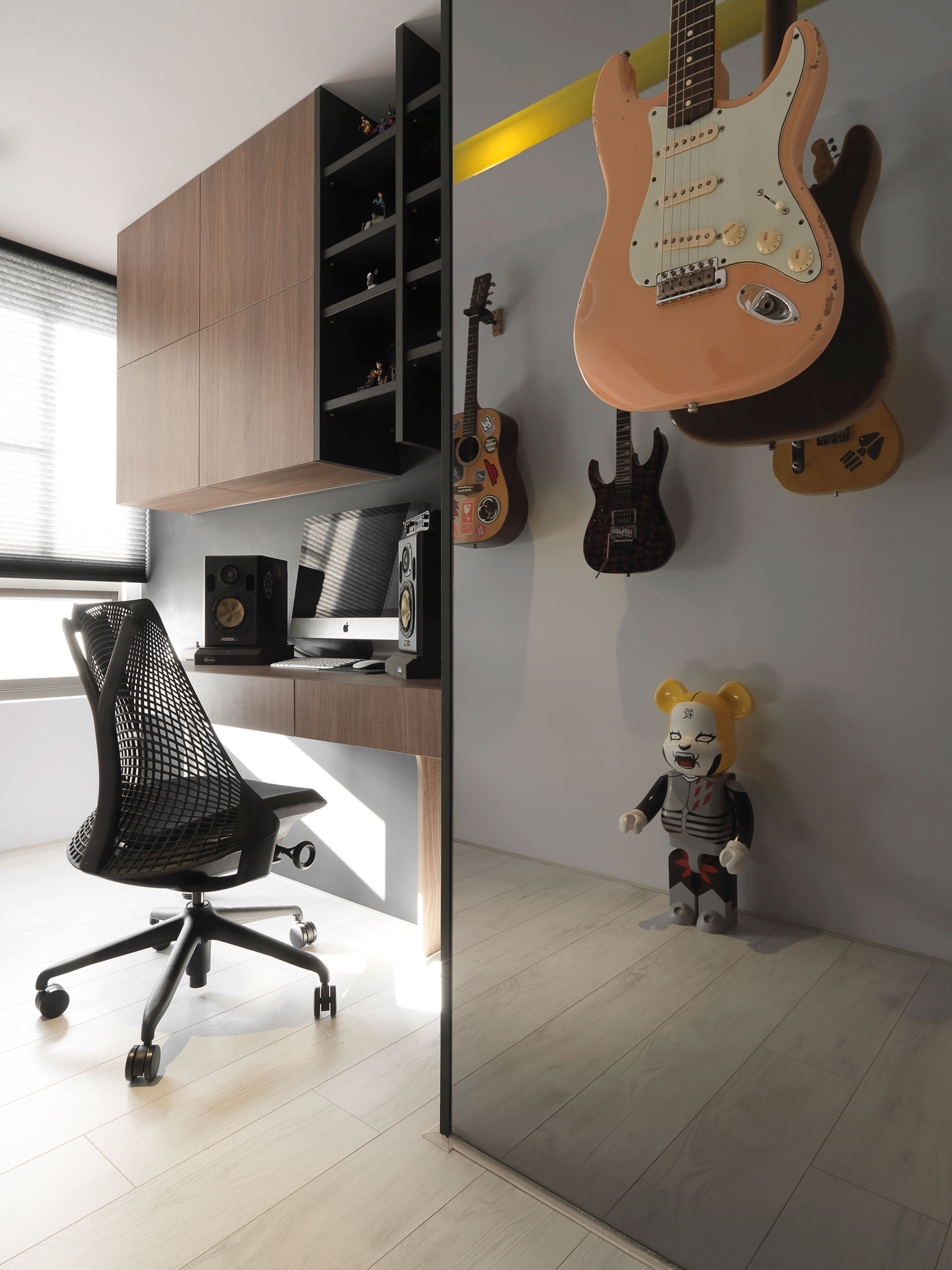 A Stylish Modern Apartment with a Strong Contrast of Materials in Taichung, Taiwan by Z-AXIS DESIGN (18)