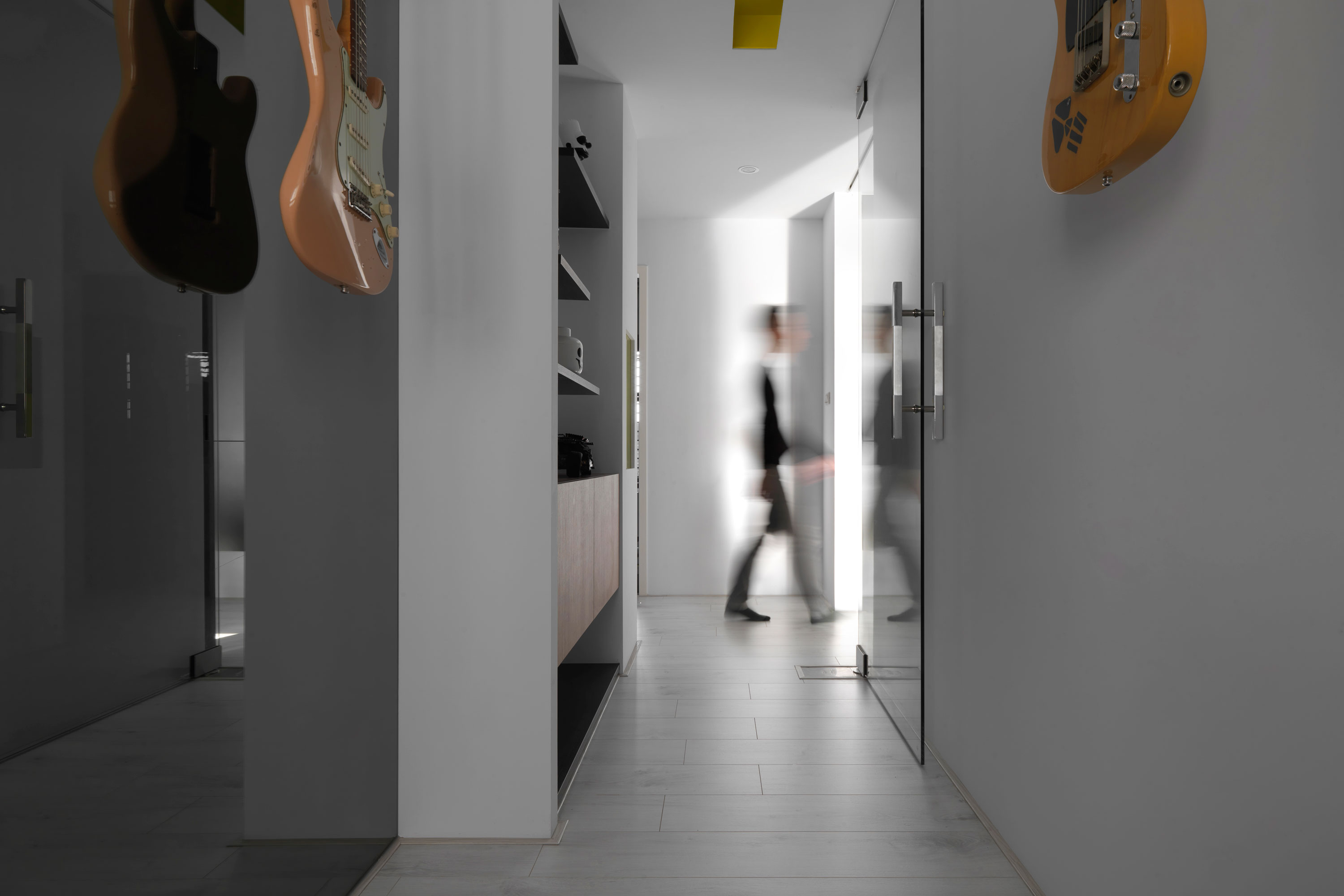 A Stylish Modern Apartment with a Strong Contrast of Materials in Taichung, Taiwan by Z-AXIS DESIGN (19)