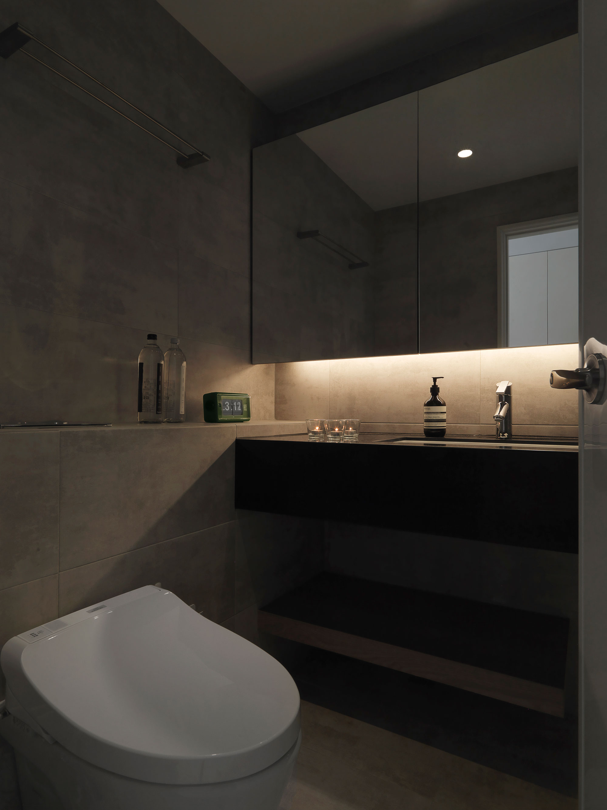 A Stylish Modern Apartment with a Strong Contrast of Materials in Taichung, Taiwan by Z-AXIS DESIGN (20)
