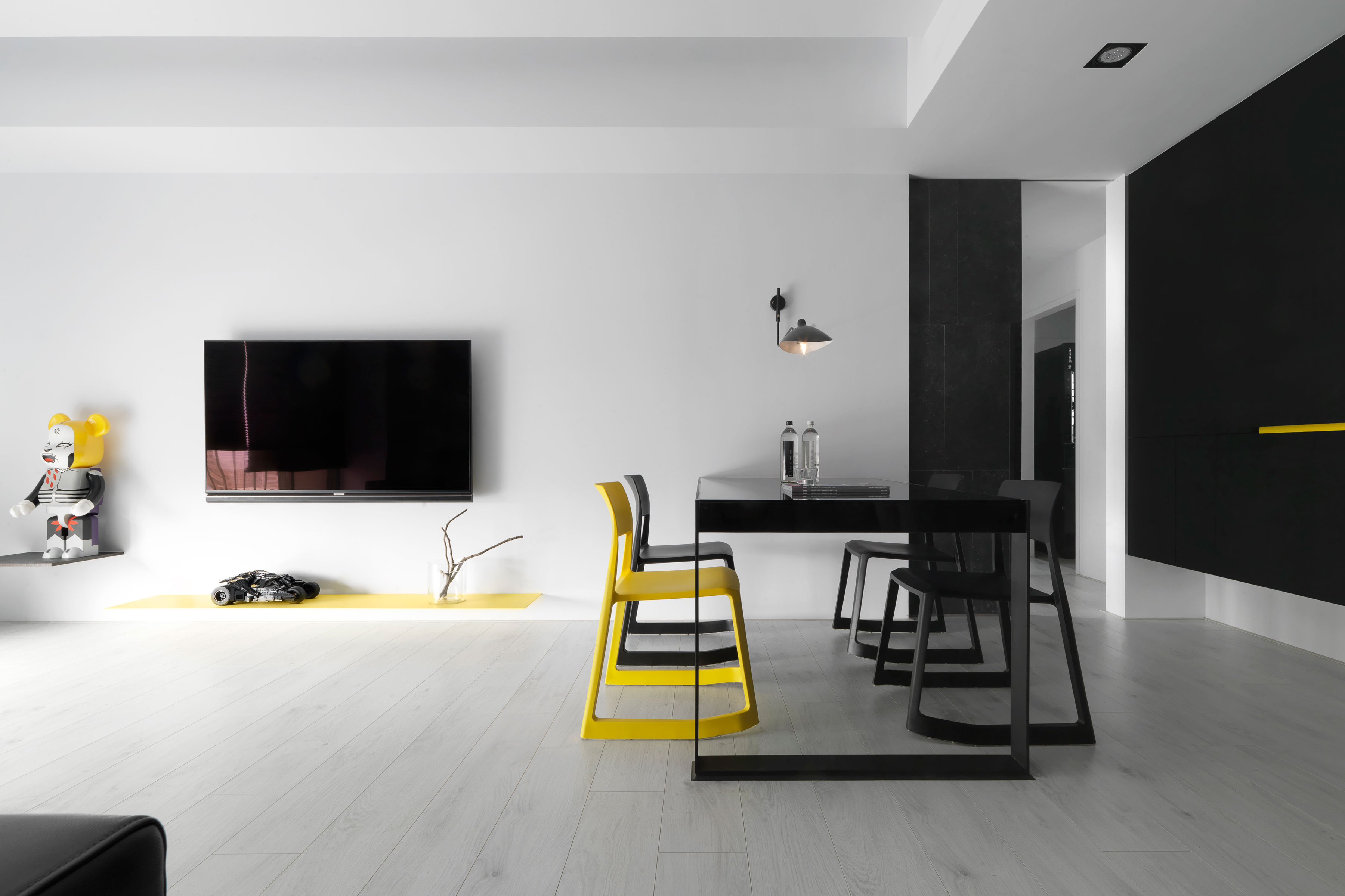 A Stylish Modern Apartment with a Strong Contrast of Materials in Taichung, Taiwan by Z-AXIS DESIGN (3)