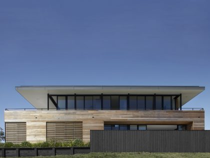 A Stylish Modern Beach House with Strong Natural Light in New South Wales