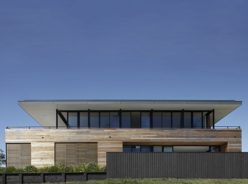 A Stylish Modern Beach House with Strong Natural Light in New South Wales by Smart Design Studio (1)