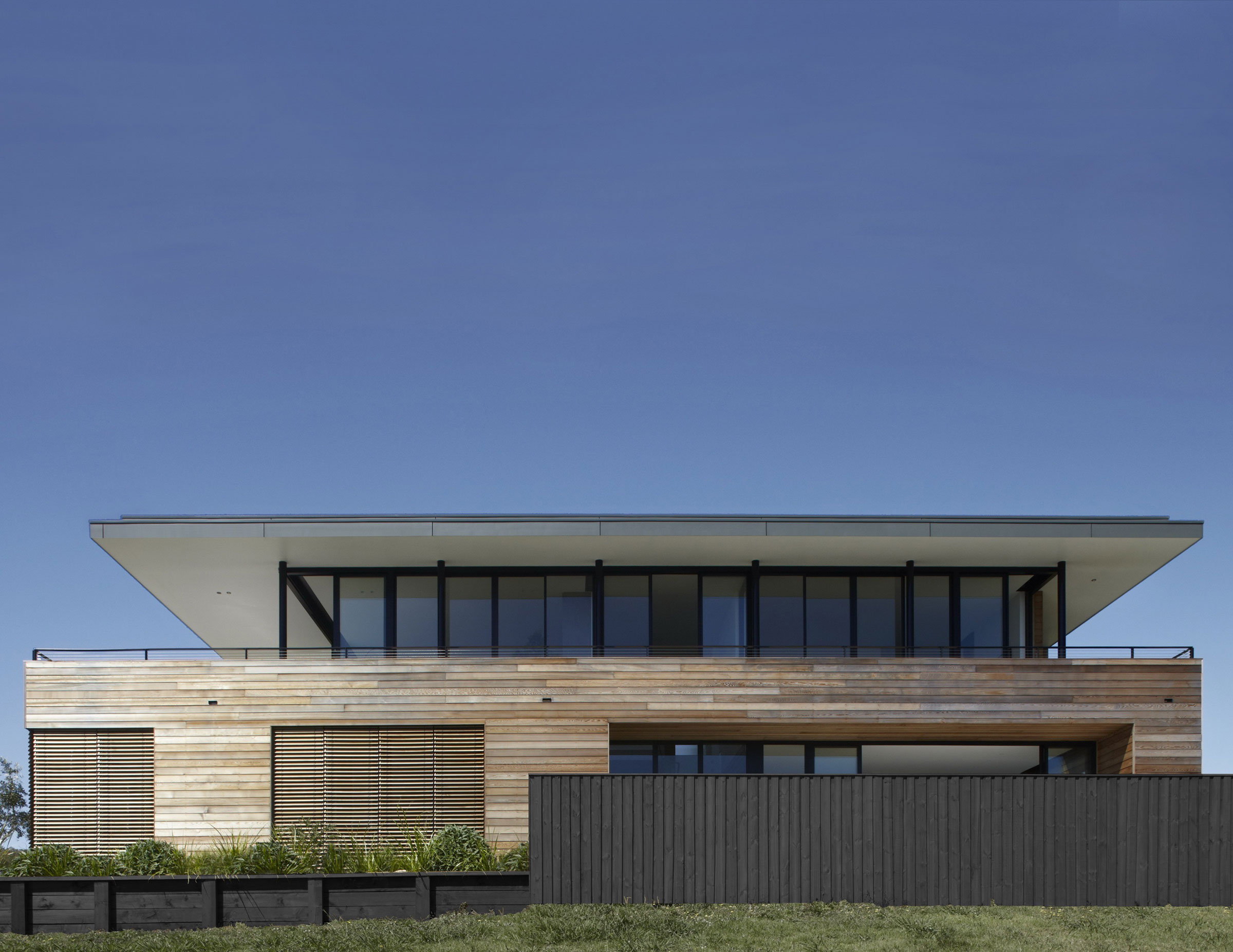 A Stylish Modern Beach House with Strong Natural Light in New South Wales by Smart Design Studio (1)