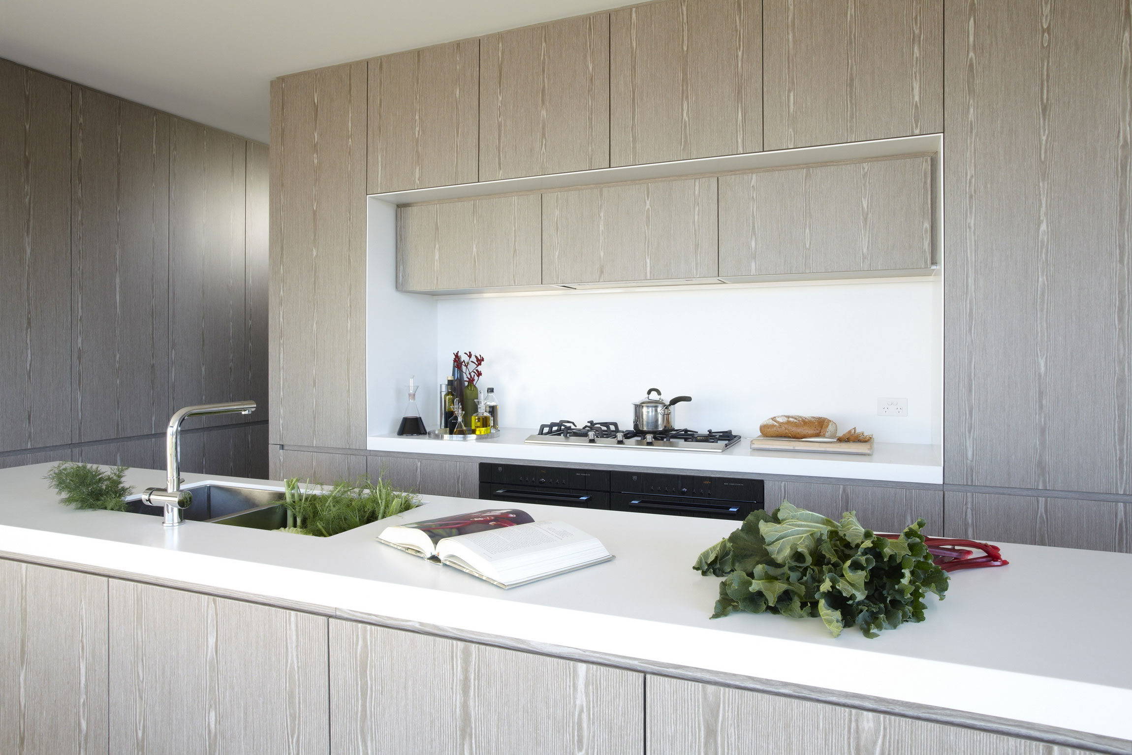 A Stylish Modern Beach House with Strong Natural Light in New South Wales by Smart Design Studio (11)