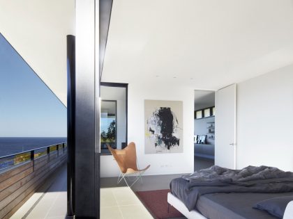 A Stylish Modern Beach House with Strong Natural Light in New South Wales by Smart Design Studio (14)