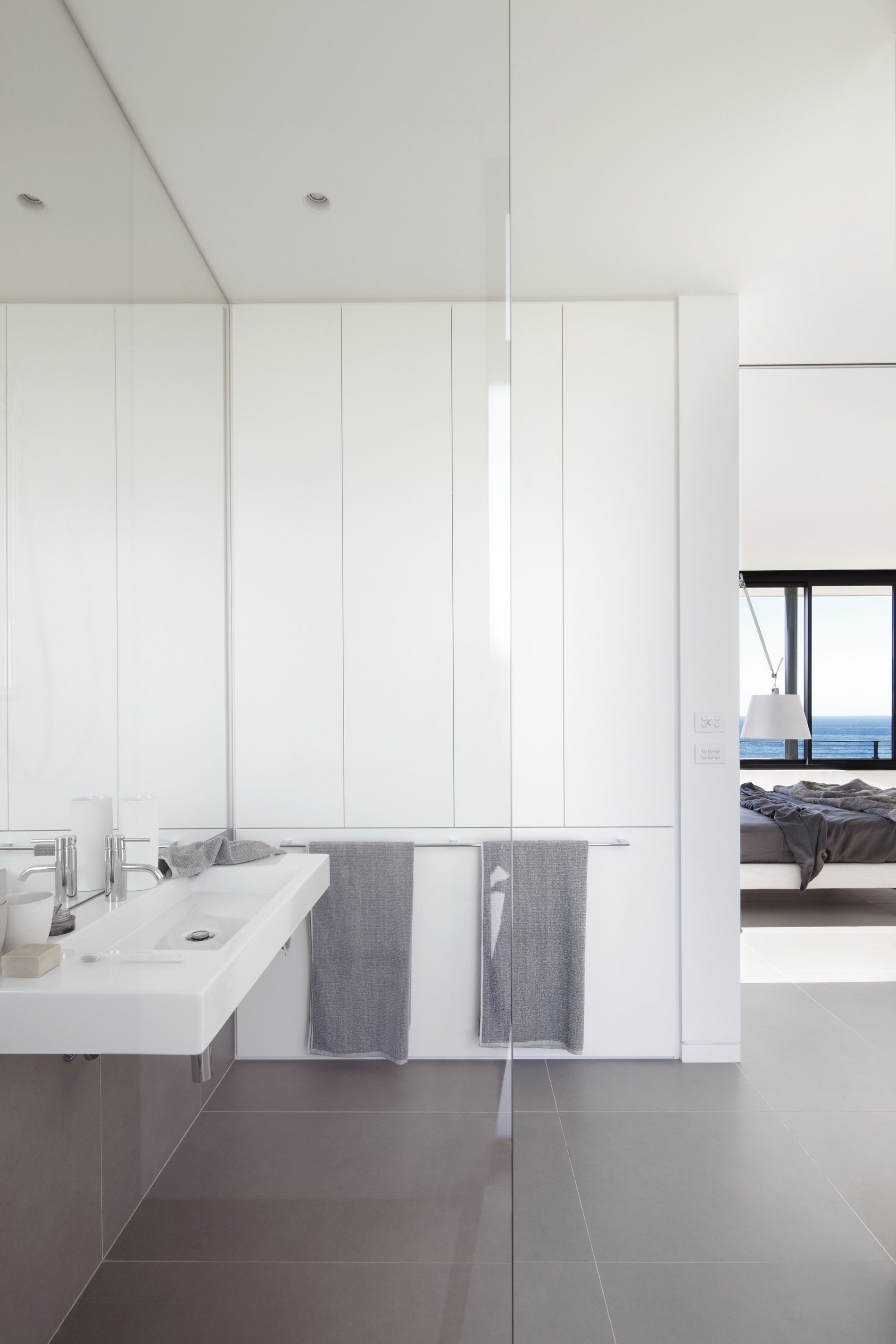 A Stylish Modern Beach House with Strong Natural Light in New South Wales by Smart Design Studio (15)