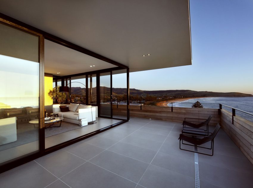 A Stylish Modern Beach House with Strong Natural Light in New South Wales by Smart Design Studio (19)