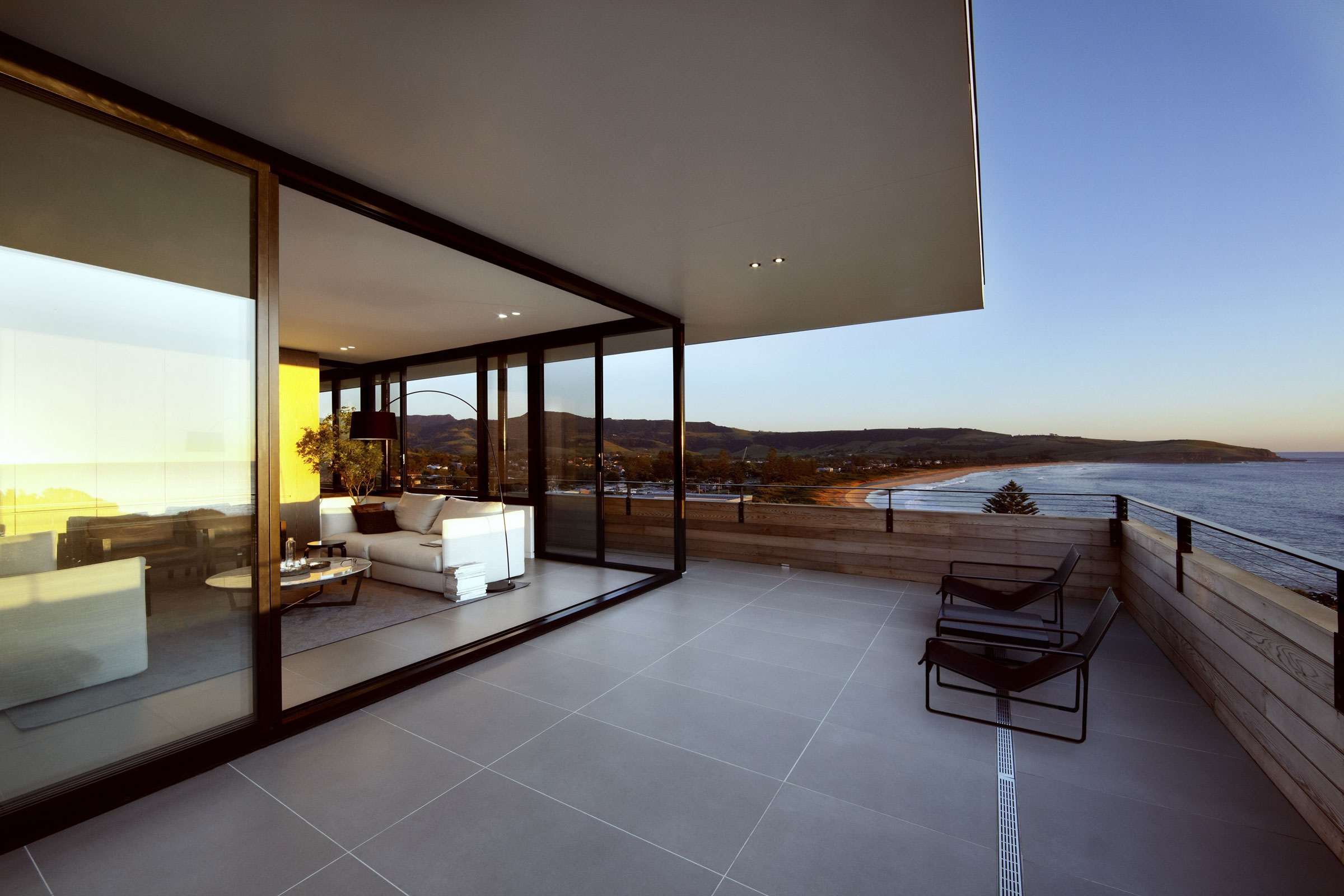 A Stylish Modern Beach House with Strong Natural Light in New South Wales by Smart Design Studio (19)