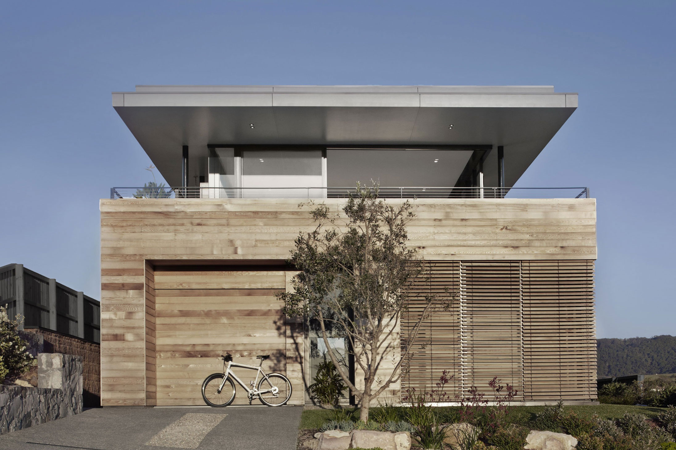 A Stylish Modern Beach House with Strong Natural Light in New South Wales by Smart Design Studio (2)