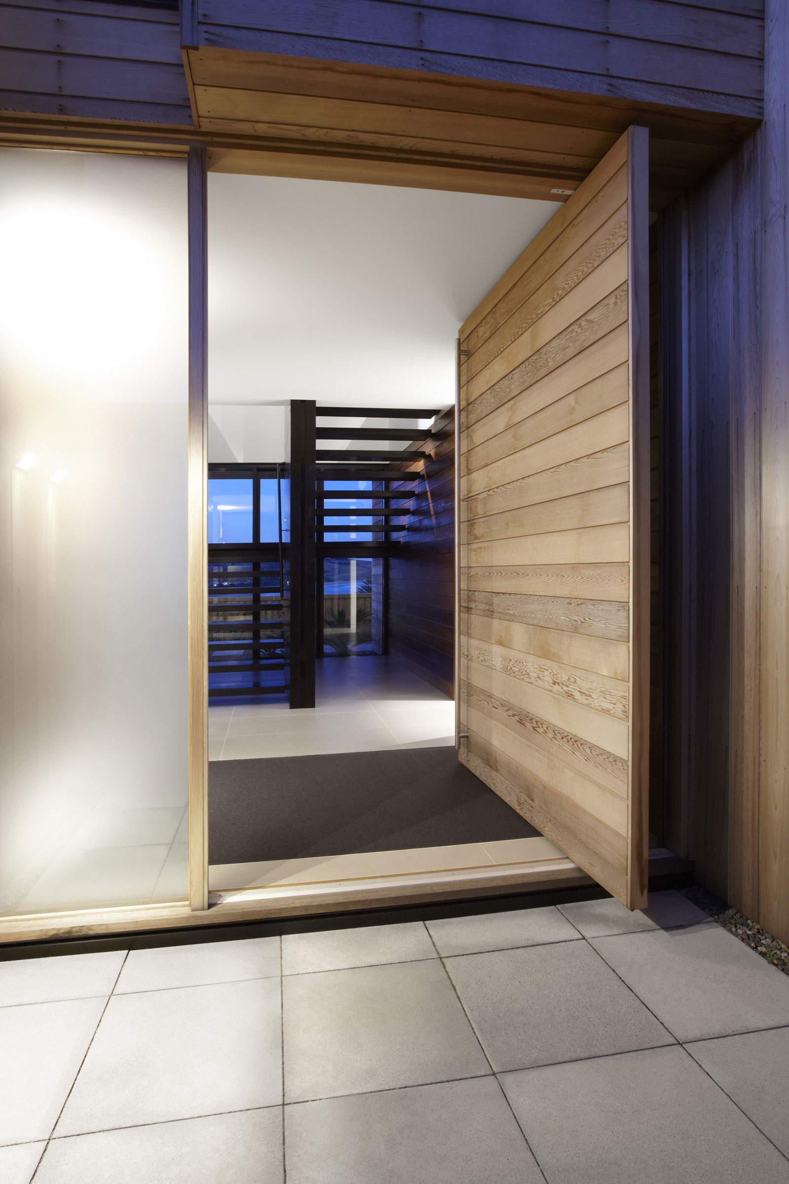 A Stylish Modern Beach House with Strong Natural Light in New South Wales by Smart Design Studio (20)
