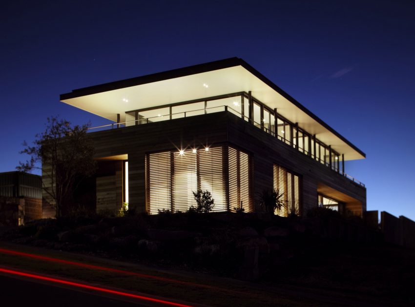 A Stylish Modern Beach House with Strong Natural Light in New South Wales by Smart Design Studio (21)