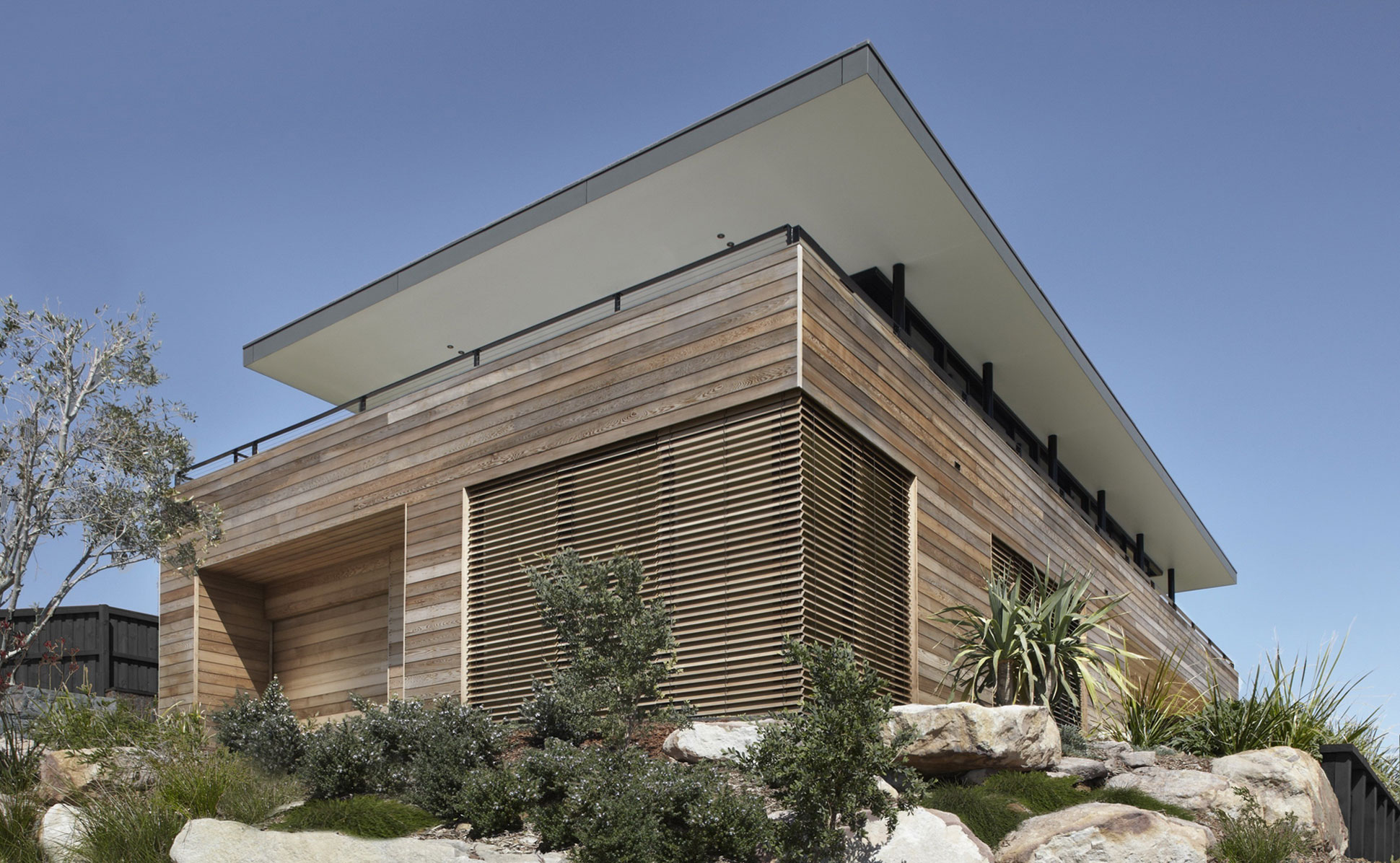 A Stylish Modern Beach House with Strong Natural Light in New South Wales by Smart Design Studio (3)