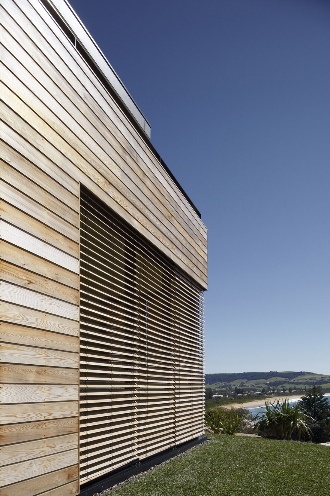 A Stylish Modern Beach House with Strong Natural Light in New South Wales by Smart Design Studio (4)