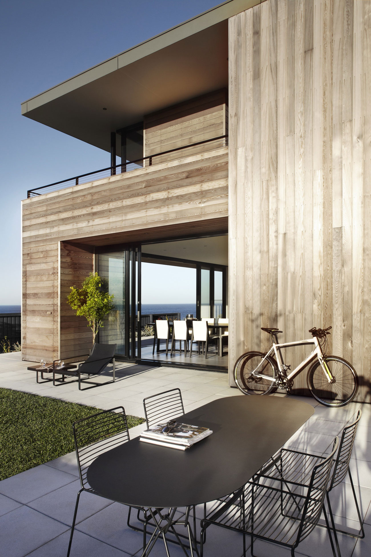A Stylish Modern Beach House with Strong Natural Light in New South Wales by Smart Design Studio (5)