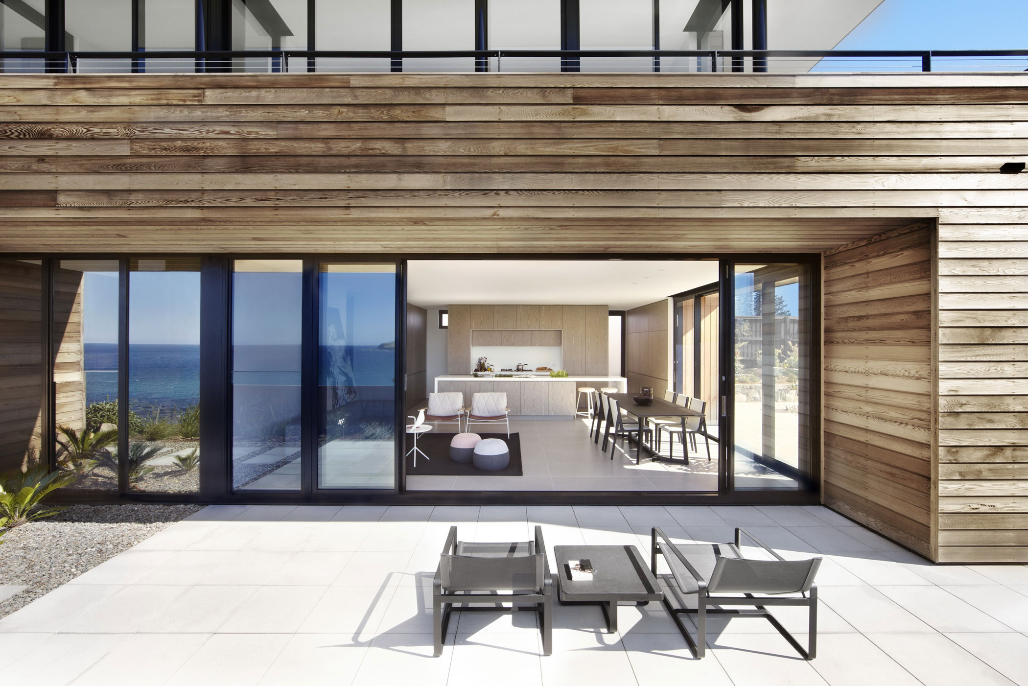 A Stylish Modern Beach House with Strong Natural Light in New South Wales by Smart Design Studio (6)