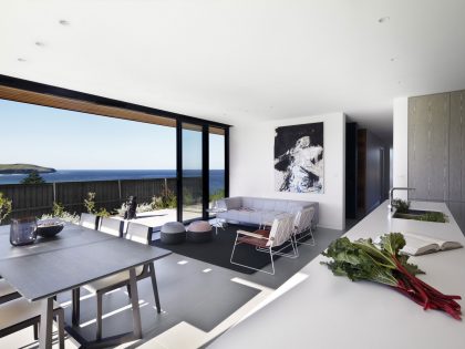 A Stylish Modern Beach House with Strong Natural Light in New South Wales by Smart Design Studio (7)