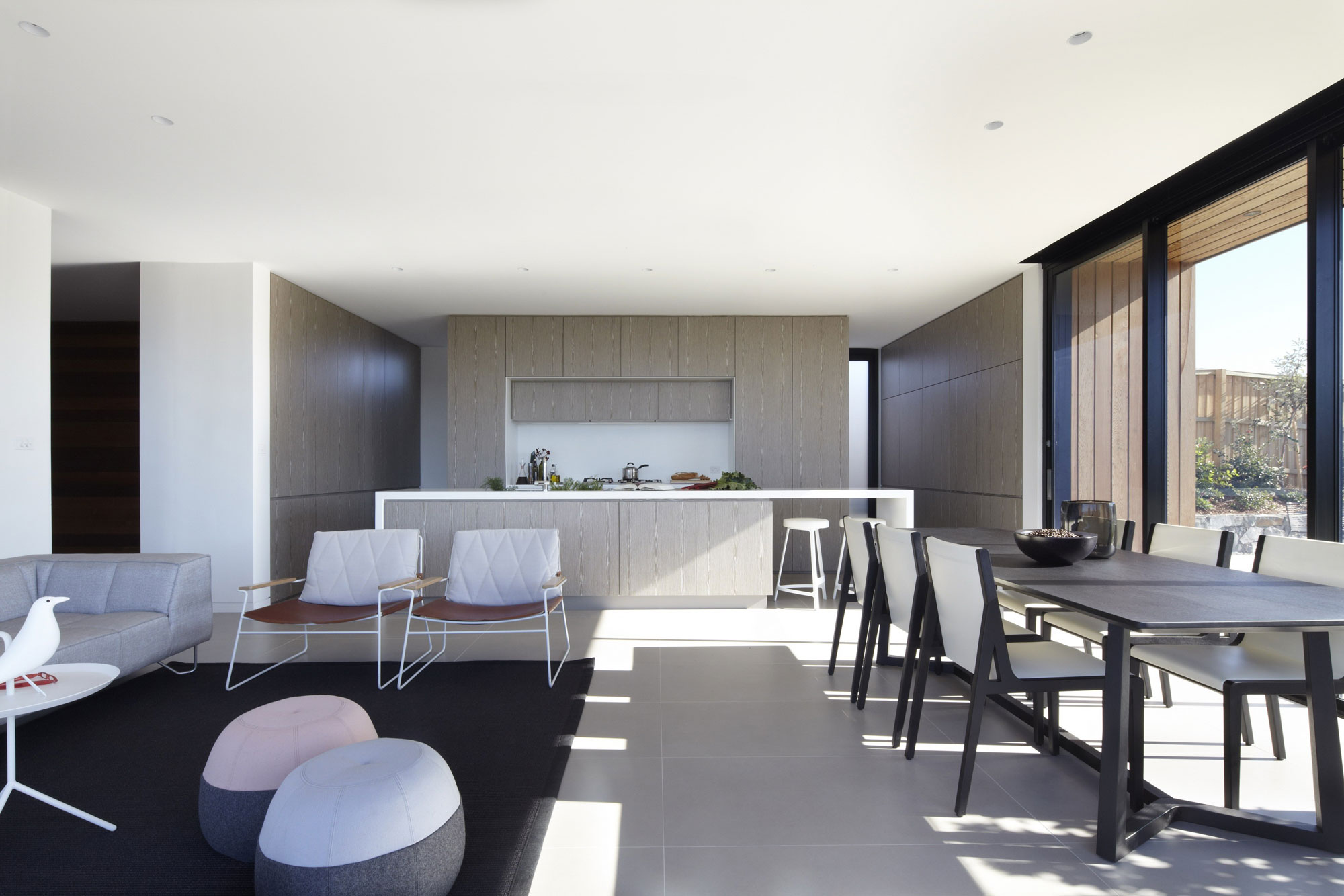 A Stylish Modern Beach House with Strong Natural Light in New South Wales by Smart Design Studio (8)